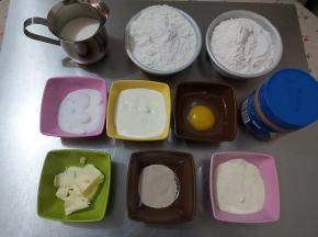 起锅，倒入植物油，下蒜末，炒香，倒入肉丁。