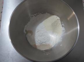 花生酱、黄油跟玫瑰海盐除外的面团材料放入面包机桶内。