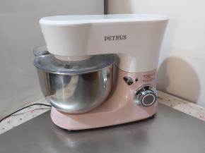 启动厨师机，先一档3分-5钟把食材混合均匀，转2档15分钟，把面团打至粗膜的状态。