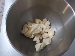 加入软化好的黄油跟玫瑰海盐，再次启动厨师机2档10-15分钟转3档5分钟即可。（面团可以用剪刀剪成小块，增加接触面积，打面的效果更佳哟）