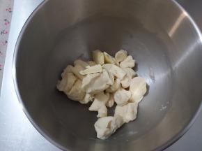 加入软化好的黄油跟玫瑰海盐，再次启动厨师机2档10-15分钟转3档5分钟即可。（面团可以用剪刀剪成小块，增加接触面积，打面的效果更佳哟）