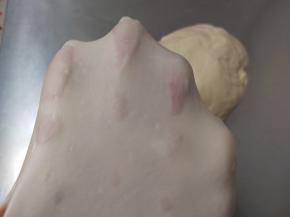 揉至能完全拉出均匀的手套膜。