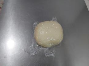 将发酵好的面团取出，轻拍排气，松弛20分钟。