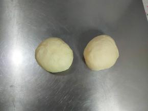 均分成两份，滚圆，再次松弛10分钟。