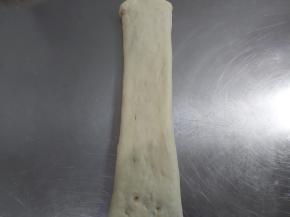 用擀面杖轻轻的擀成长条状。