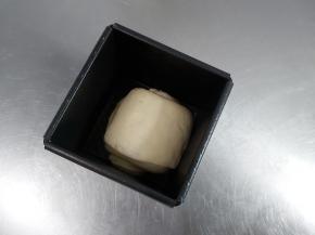 自上而下卷起，收口朝下放入水立方吐司盒内。（这里的水立方是10*10*10）