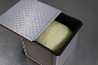 放入烤箱进行二次发酵，发酵至九分满。（记得在烤箱内放置一碗热水哟）