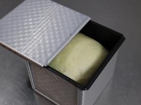 放入烤箱进行二次发酵，发酵至九分满。（记得在烤箱内放置一碗热水哟）
