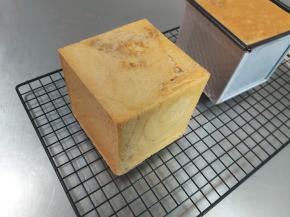 烤制完成直接取出吐司盒，在桌面上震一下，脱模，在晾晒网上晾凉后密封保存。