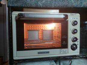 烤箱上火190度下火180度预热十分钟，速度的放入吐司盒，烘烤42分钟左右。