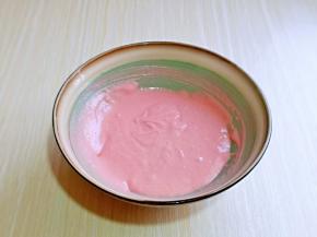 用手动打蛋器，呈Z字的手势拌至均匀，且无干粉，放旁边备用。