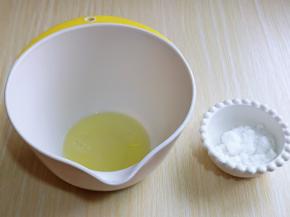 现在准备打发蛋白，首先往蛋白里滴入柠檬汁，启动电动打蛋器打至发泡，加入三分之一糖，继续中速打发，打至细腻时再加入三分之一的糖。