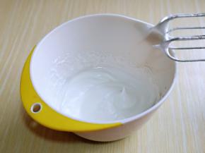 最后加入剩下的糖，打蛋器中速打至提起打蛋器有弯钩即可，或者把蛋白器具倒扣过来，蛋白霜不会流动就可以。