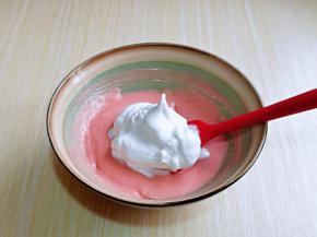 取三分之一打发的蛋白加入蛋黄糊中，用硅胶铲翻拌均匀。