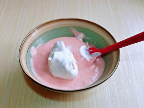 再取三分之一的蛋白霜，翻拌均匀，看不到蛋白霜为止。