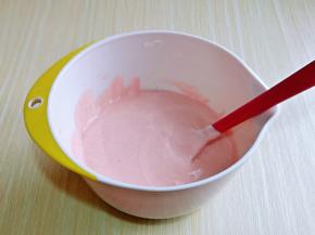 最后将蛋黄糊倒入蛋白的机器中，充分翻拌均匀即可。