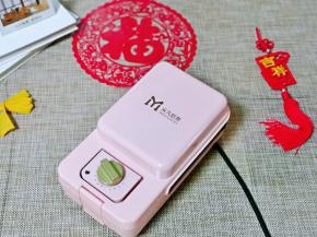 盖上米凡欧斯三明治机器盖子，定时器旋转到3分钟处，就不用管啦，时间到后如果觉得颜色不够，可以适当再加1-2分钟。