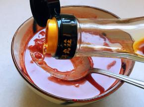 南乳加入料酒、生抽调成酱汁