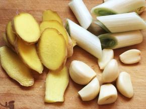 准备好葱姜蒜。