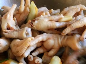 下入凤爪煸炒均匀。