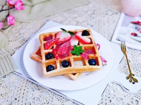 依次做好，华夫饼格中加入草莓酱，再摆放上切好的草莓，筛上糖粉，装饰个薄荷叶就可以啦～