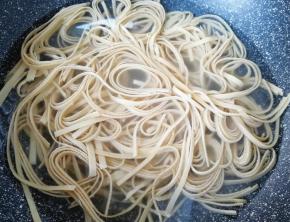 豆腐皮洗干净切成丝，焯水至熟，捞出过凉水，控干水分备用。