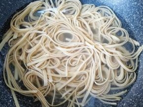 豆腐皮洗干净切成丝，焯水至熟，捞出过凉水，控干水分备用。