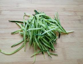 黄瓜洗干净，用擦丝器擦成丝。