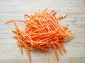 胡萝卜去皮洗干净，用擦丝器擦成丝。