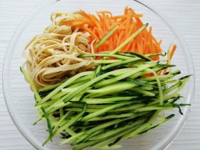 准备好的三丝放入大一点的容器里。