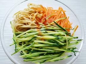 放盐、糖、鲜贝露、辣椒油、香醋和香油。