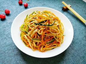 装盘，撒上少许熟白芝麻。