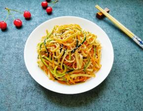 凉拌三丝完成。