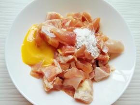 鸡腿肉里加入生抽、料酒、生蛋黄和淀粉。