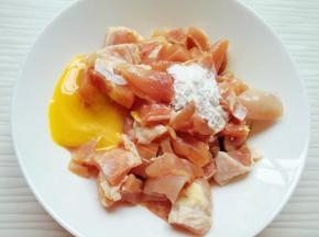 鸡腿肉里加入生抽、料酒、生蛋黄和淀粉。