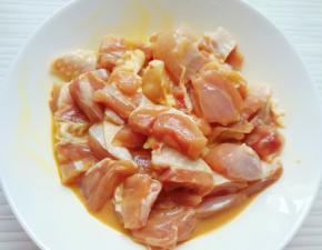 搅拌均匀腌制5分钟。