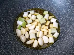 锅内倒入多一些花生油烧至7成热，下入葱姜蒜。