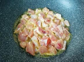 锅底留余油，下入腌制好的鸡腿肉。