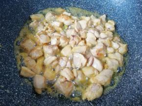 煎至两面金黄。