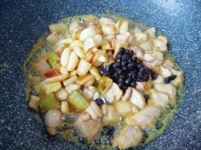 下入炸好的葱姜蒜和豆豉翻炒均匀，根据自己的口味放生抽和蚝油调味。