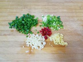 葱姜蒜干红辣椒洗干净切碎，留一部分葱花出来。