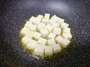 不粘锅倒入适量的食用油烧热，下入豆腐块中小火煎制。
