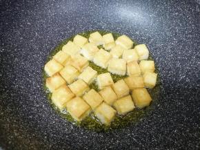 煎至两面金黄色捞出备用。