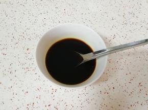 用老抽、味极鲜酱油、香醋、糖、盐、原味鲜和水调好红烧汁备用。