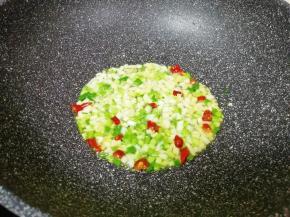 锅底留余油，下入葱姜蒜和干红辣椒炒香。