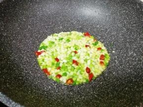 锅底留余油，下入葱姜蒜和干红辣椒炒香。