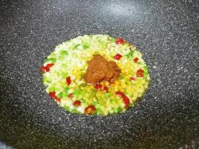 加入一大勺肉臊子翻炒均匀。