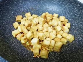 下入煎好的老豆腐翻炒均匀。