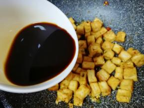 加入调好的红烧汁翻炒均匀。