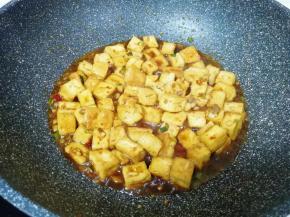 转中小火煮，直到豆腐基本上吸干红烧汁。